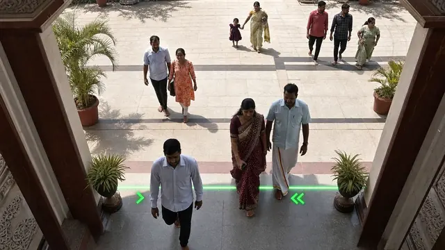 Groups, couples, solo on a CCTV camera